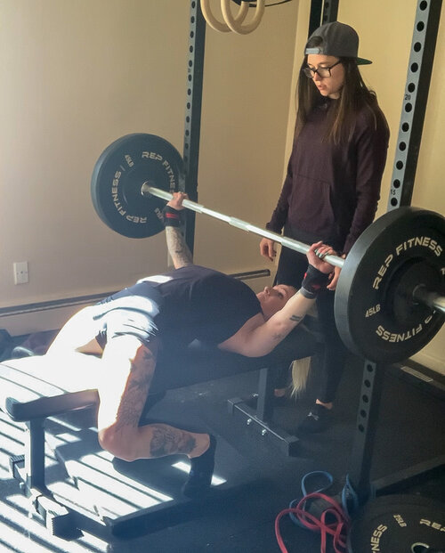 benchpress with spotter